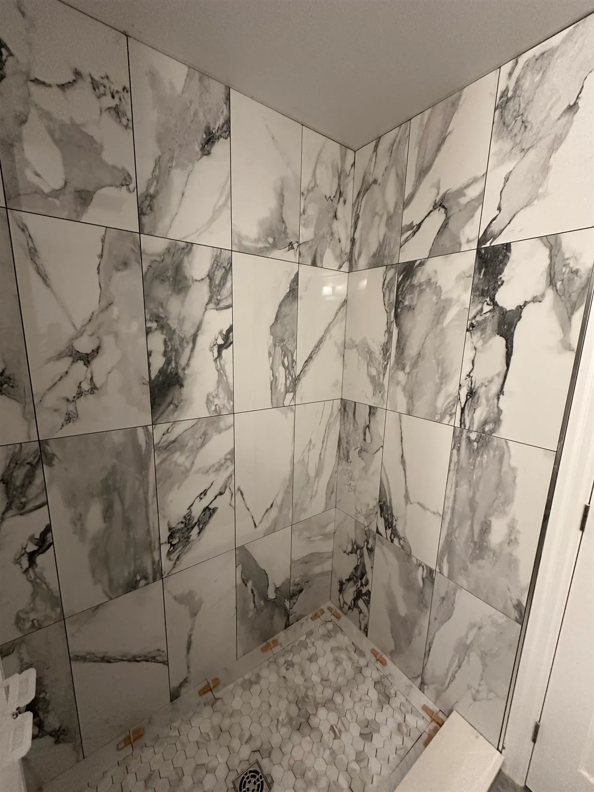 Shower in bold-veined large-format marble-look porcelain