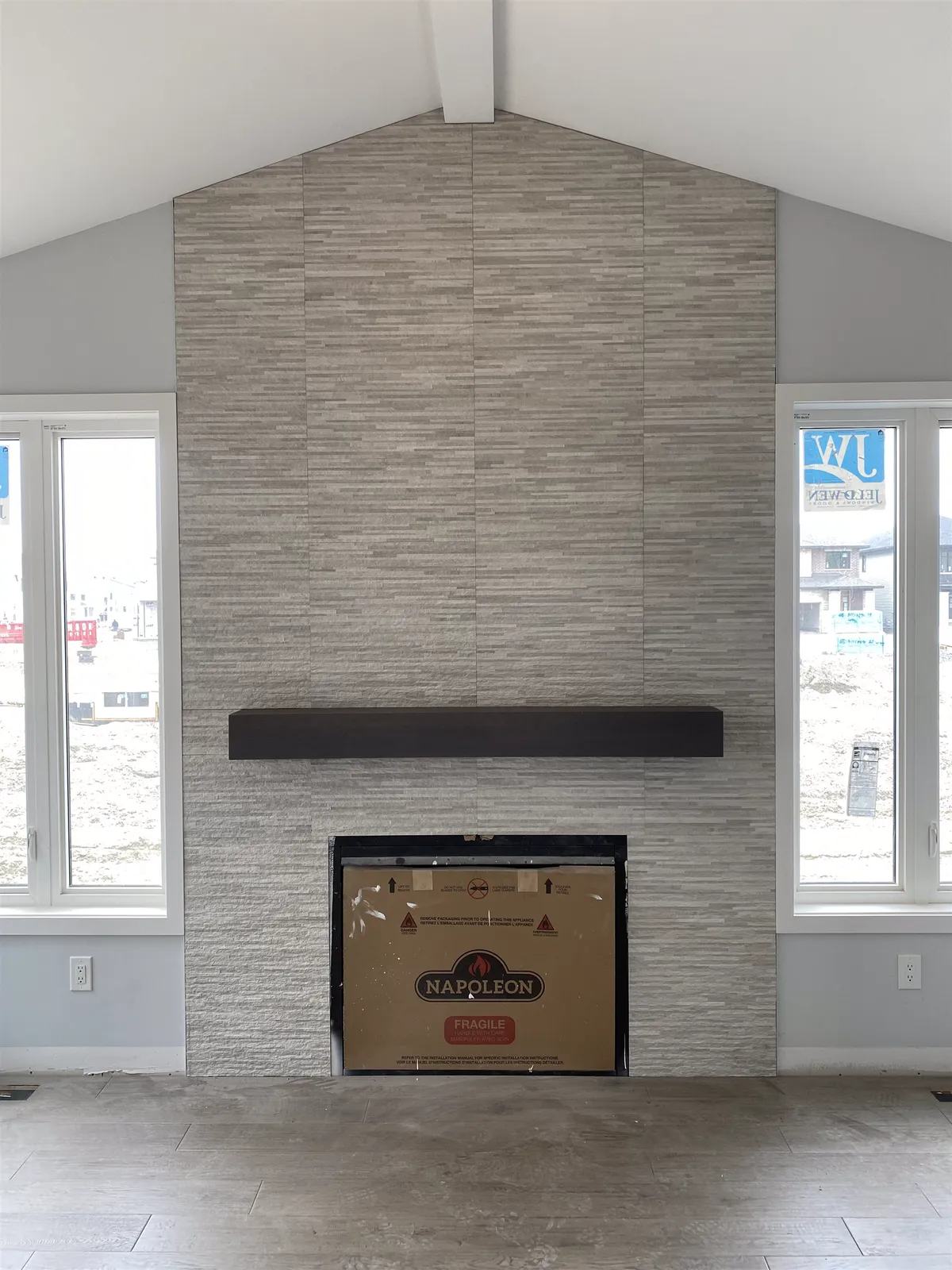 Floor-to-ceiling fireplace wall in large-format stone-look tile